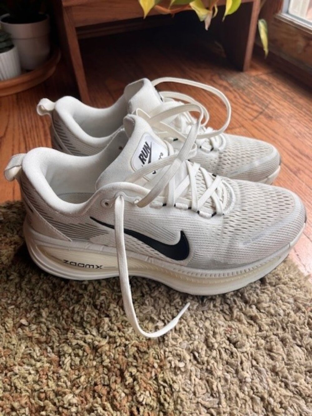 Nike Vomero 18 Women's Running Shoes (size 7) - Picture 2 of 6